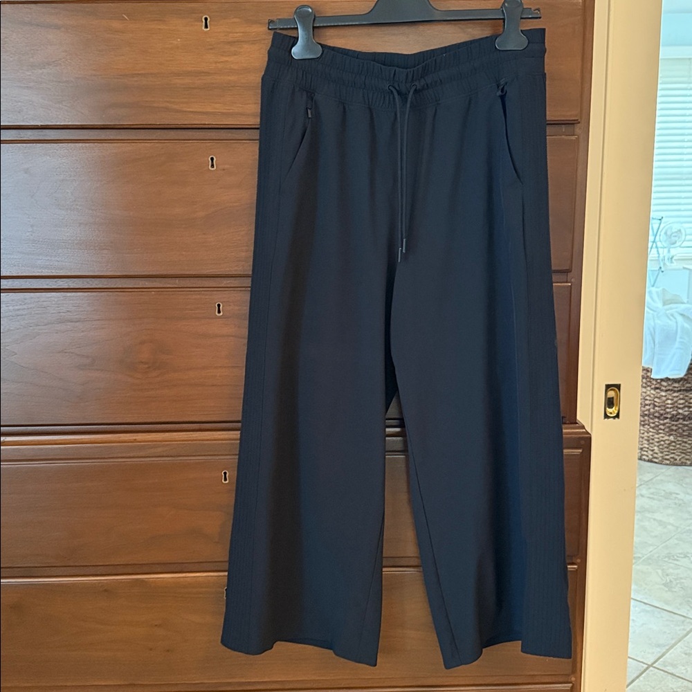 Athleta Avenue Wide Leg pant in black. Size 10.